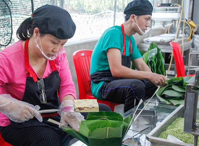 Cận cảnh "dây chuyền" làm bánh chưng siêu tốc đầu tiên tại Việt Nam