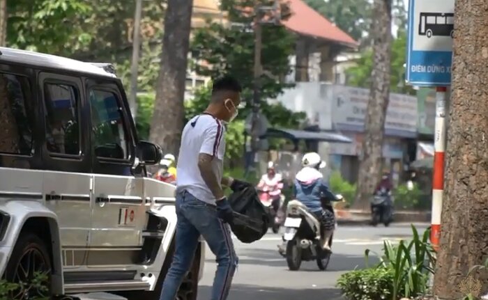 Đại gia Minh Nhựa gây sốt với hình ảnh nhặt ve chai, ăn cơm đạm bạc