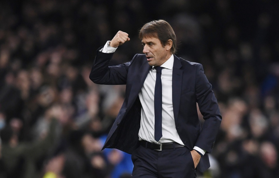 3 cầu thủ bị đuổi trong trận ra mắt của HLV Conte cùng Tottenham