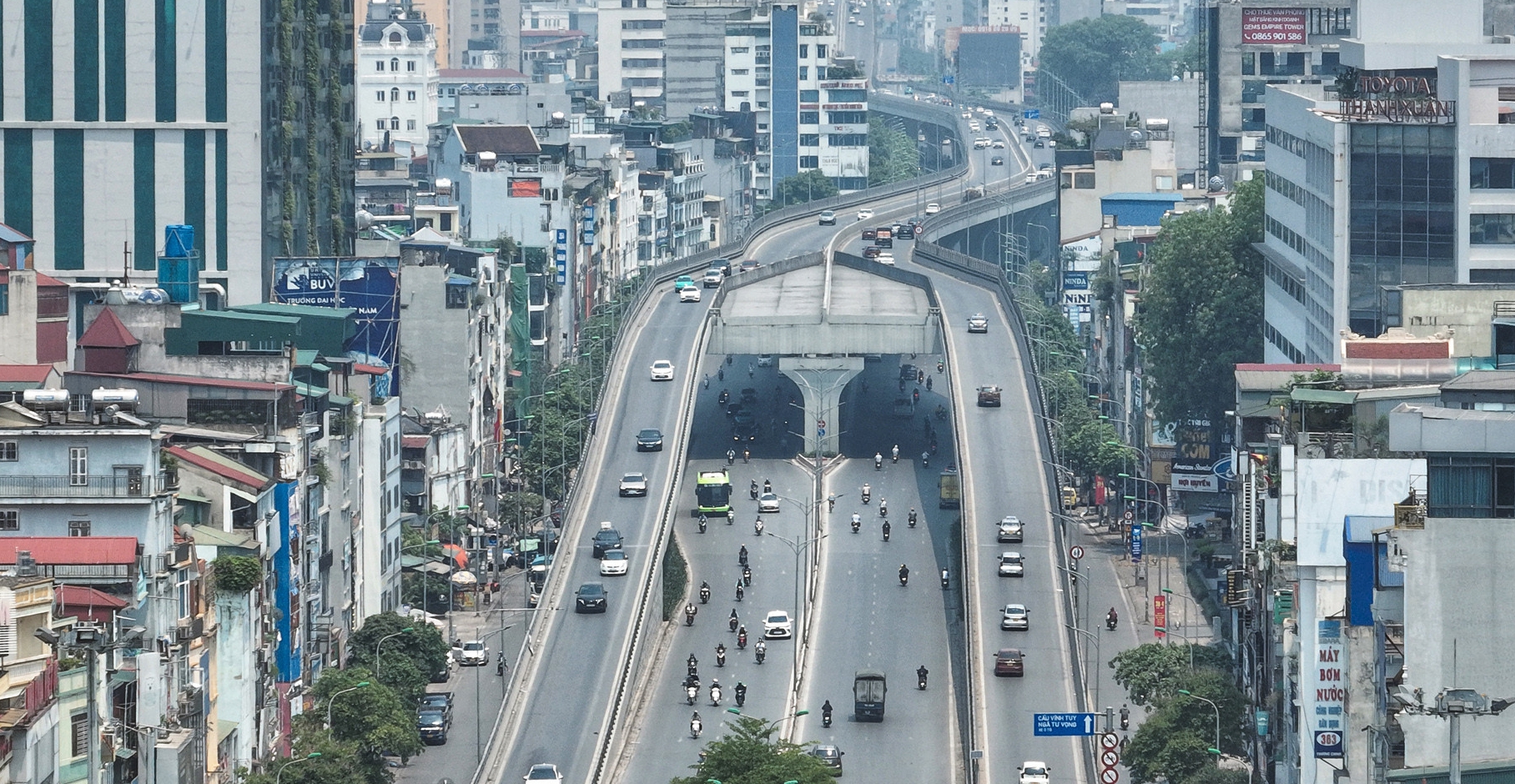 Ngày nghỉ thứ ba, đường phố Hà Nội "trống trơn" xe cộ