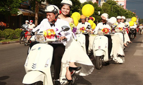 30 cặp rước dâu trên Vespa náo loạn thành phố Vinh