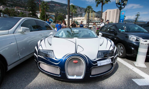 Chộp siêu xe Bugatti Veyron bằng gốm sứ đẹp lạ trên phố