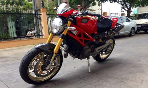 Ducati Monster 1100S đẹp lạ trên phố Việt