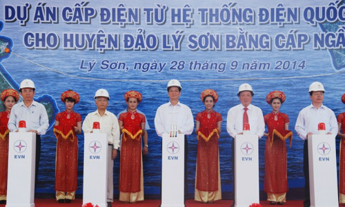 Người dân Lý Sơn háo hức xem lễ đóng điện lịch sử