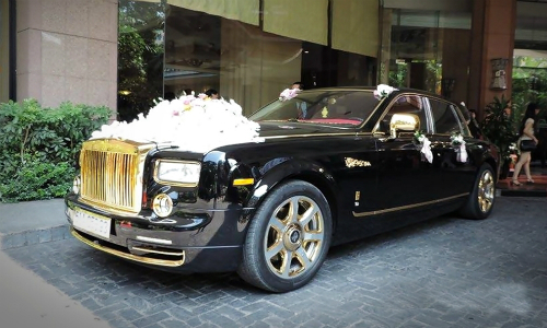 Rolls-Royce Phantom mạ vàng làm xe hoa tại Hà Nội