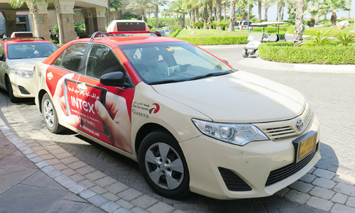 Toyota Camry hạng sang đất Việt, taxi xứ người