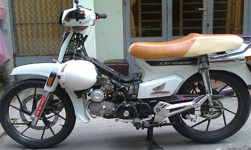 Honda Dream trắng tinh khôi, đẹp không tì vết