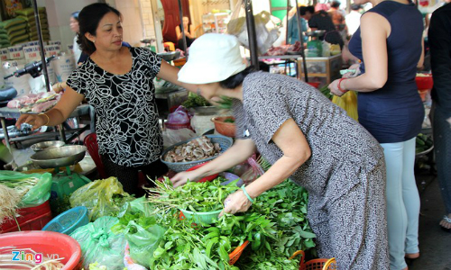 Săn lùng đặc sản rau rừng giá cao ở Sài Gòn