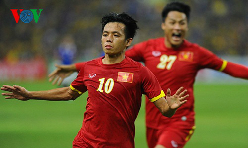 Việt Nam 2-1 Malaysia: Văn Quyết lập siêu phẩm