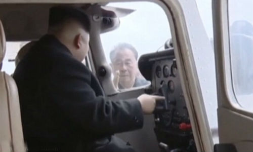 Video: Chủ tịch Triều Tiên Kim Jong-un lái máy bay