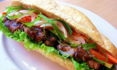 Bánh mì kẹp thịt kiểu Việt Nam được làm như thế nào?