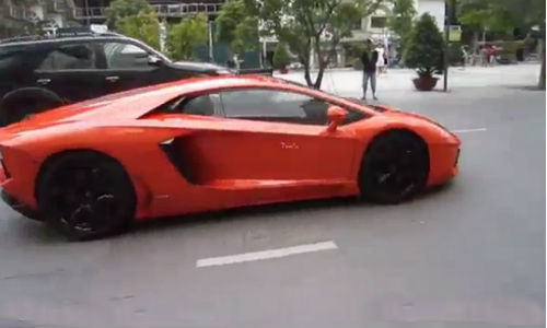 Siêu xe Aventador triệu đô đi dạo trên phố Sài Gòn