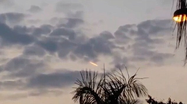 Vệt sáng cam bí ẩn trên bầu trời Australia là UFO?