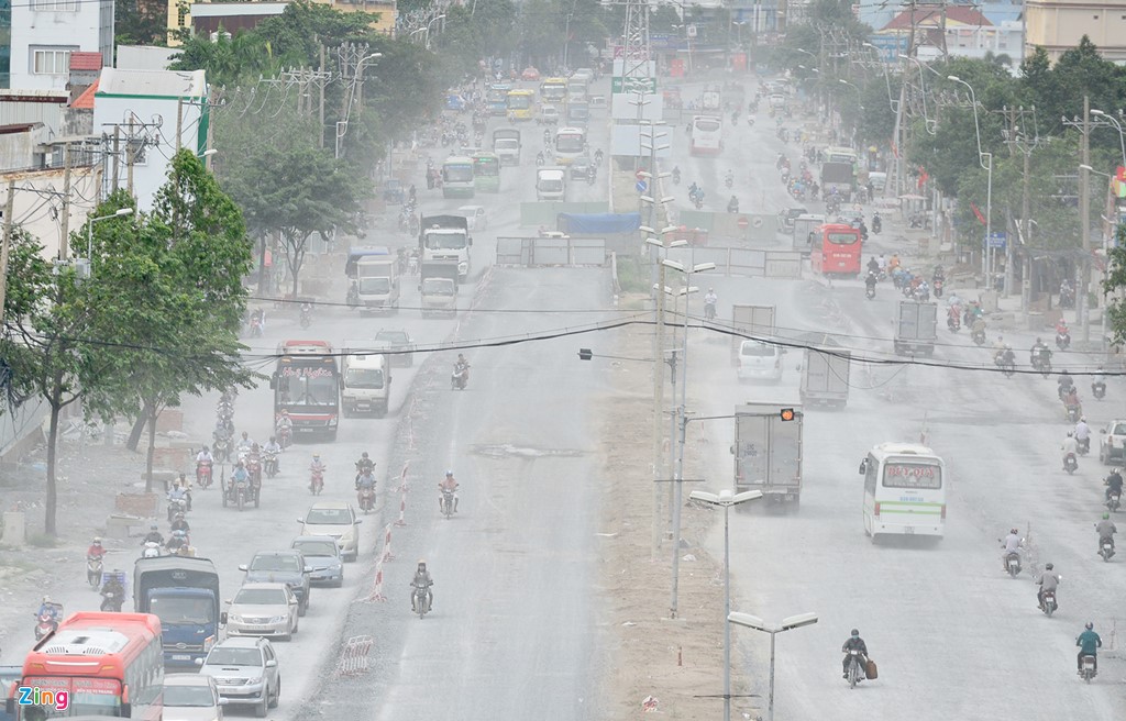 Kinh hoàng bão bụi trên con đường “nhà biến thành hầm” ở Sài Gòn