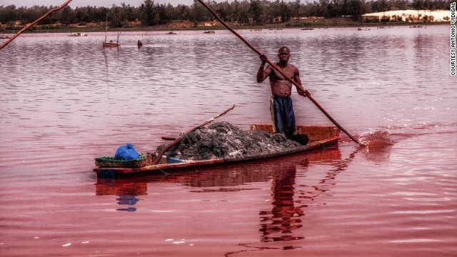 Cận cảnh dân nghèo mưu sinh nhờ “hồ máu” ở Senegal