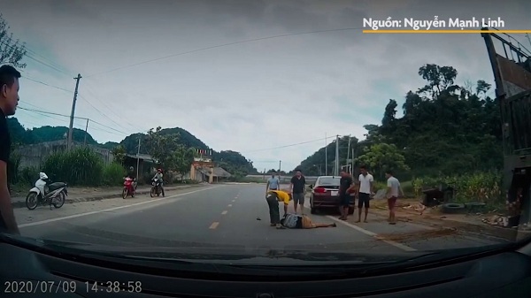 Video: Sang đường không quan sát, xe máy gặp nạn vì va vào xế hộp