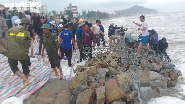 Người Hà Tĩnh dầm mưa cứu kè biển trước bão "mạnh nhất từ đầu năm"