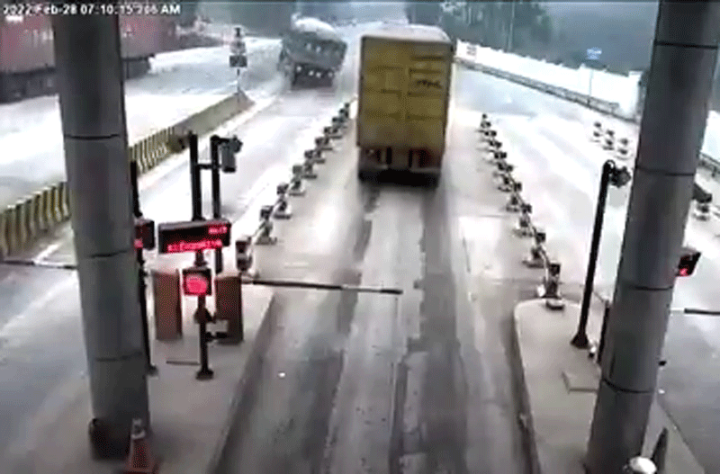 Video: Xe tải lật nhào vì bị... tạt đầu