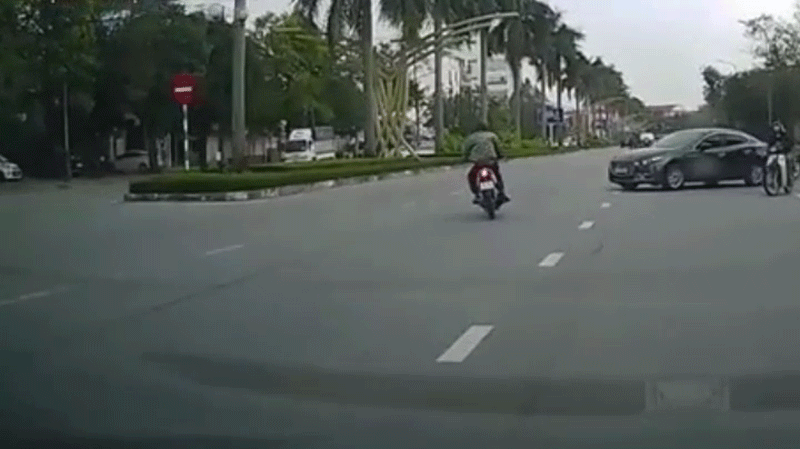 Video: Đi ngược đường tông xe máy, người bay lên nóc