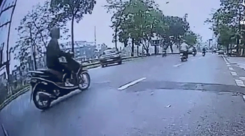 Video: Không quan sát, ô tô quay đầu bị đâm trúng sườn
