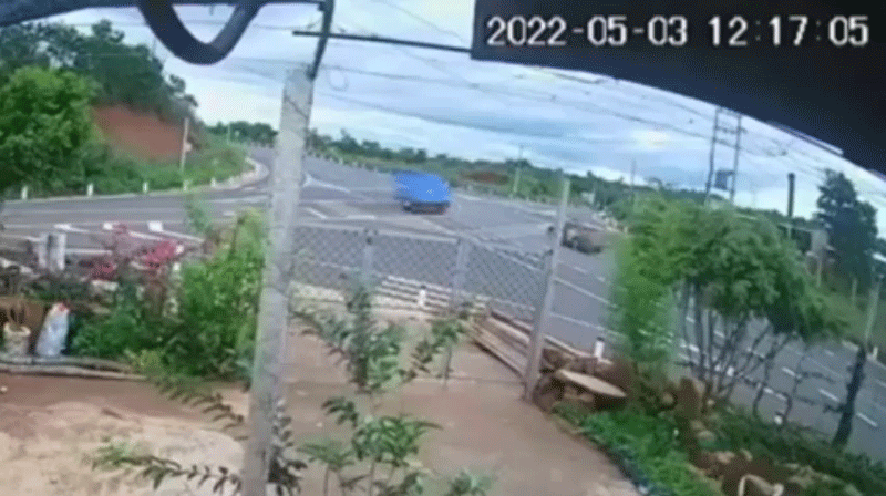 Video: Qua giao lộ không giảm tốc, xế hộp đâm lật xe tải
