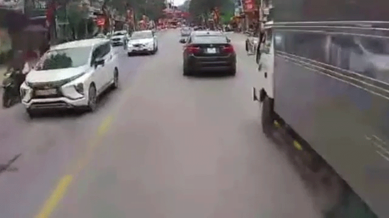 Video: Kinh hoàng xe tải “điên” gây tai nạn liên hoàn