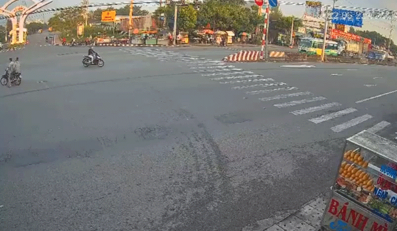 Video: Khoảnh khắc xe 16 chỗ húc bay xe máy, 1 người tử vong