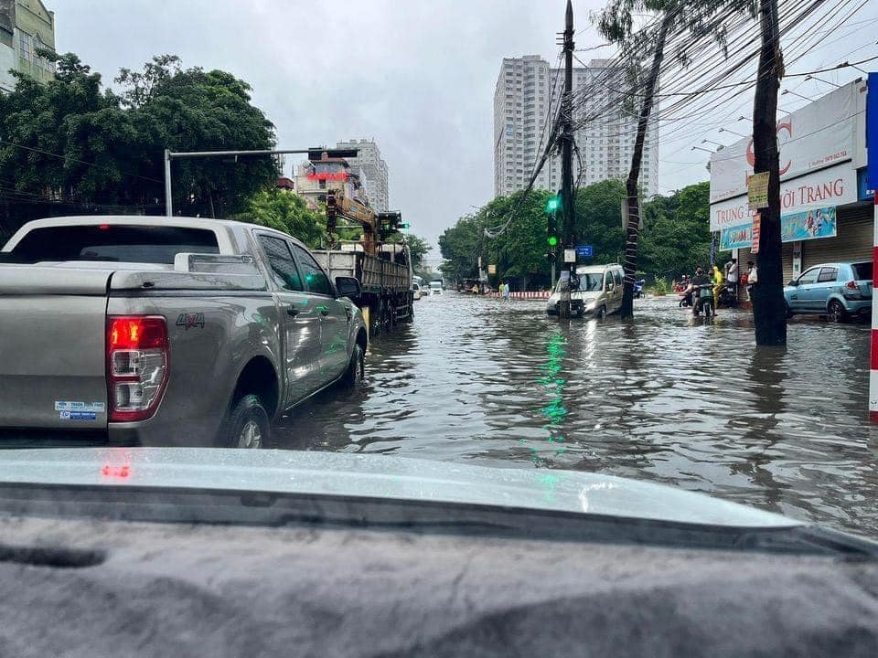 Hà Nội ngập trong nước, dân công sở rủ nhau chèo thuyền đi làm