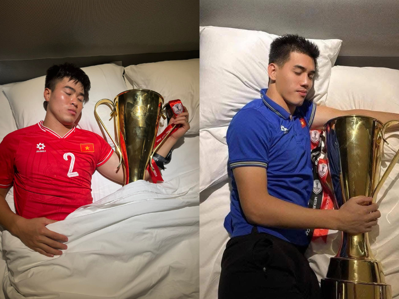 Các thành viên tuyển Việt Nam “flex” ngủ cùng cúp Vô địch ASEAN Cup