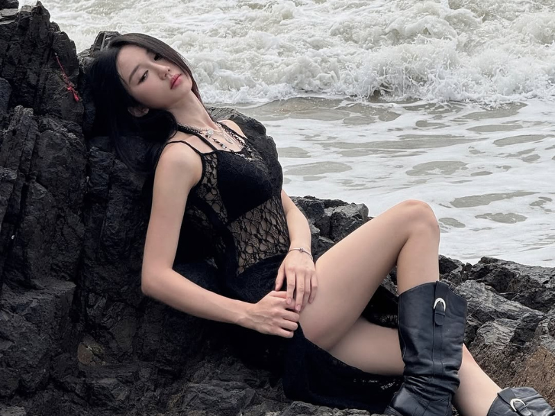 Streamer cô giáo “phá vỡ quy tắc”, đăng loạt hình bikini bóng bỏng