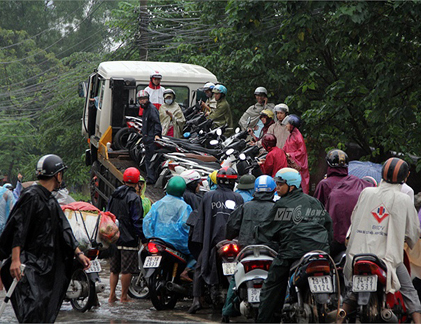 Hà Nội ngập và những “vị cứu tinh tức thời“