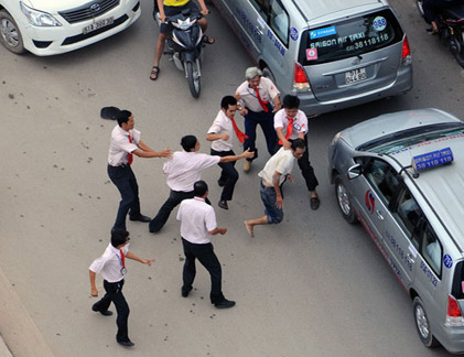 Hàng chục tài xế đánh nhau như phim ở TP.HCM