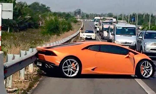 Siêu xe Lamborghini Huracan 13 tỷ tại Việt Nam gặp nạn