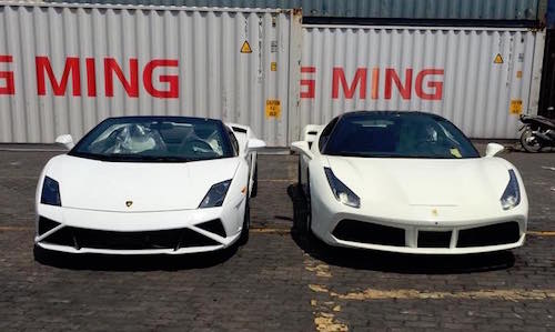 Bộ đôi siêu xe Ferrari-Lamborghini cập cảng VN