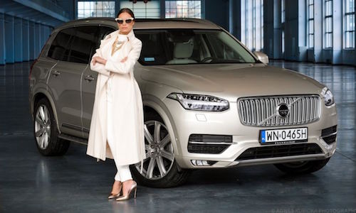 Người đẹp Ba Lan đo độ "nóng" cùng SUV Volvo XC90