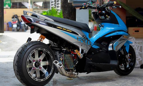 Honda Airblade Thái đời đầu “độ bánh khủng” độc nhất VN