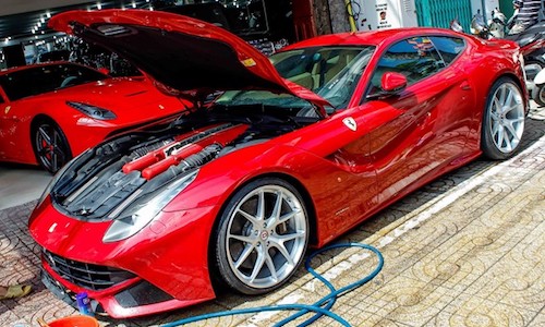 Siêu xe Ferrari F12Berlinetta phiên bản độ "cập bến" VN