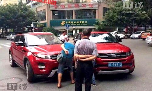 Range Rover Evoque đâm bẹp "xế tàu hàng nhái" Landwind X7 