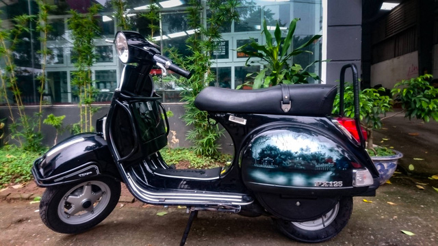 "Soi" xế nổ Piaggio Vespa PX 125 độ đậm chất Hà Nội