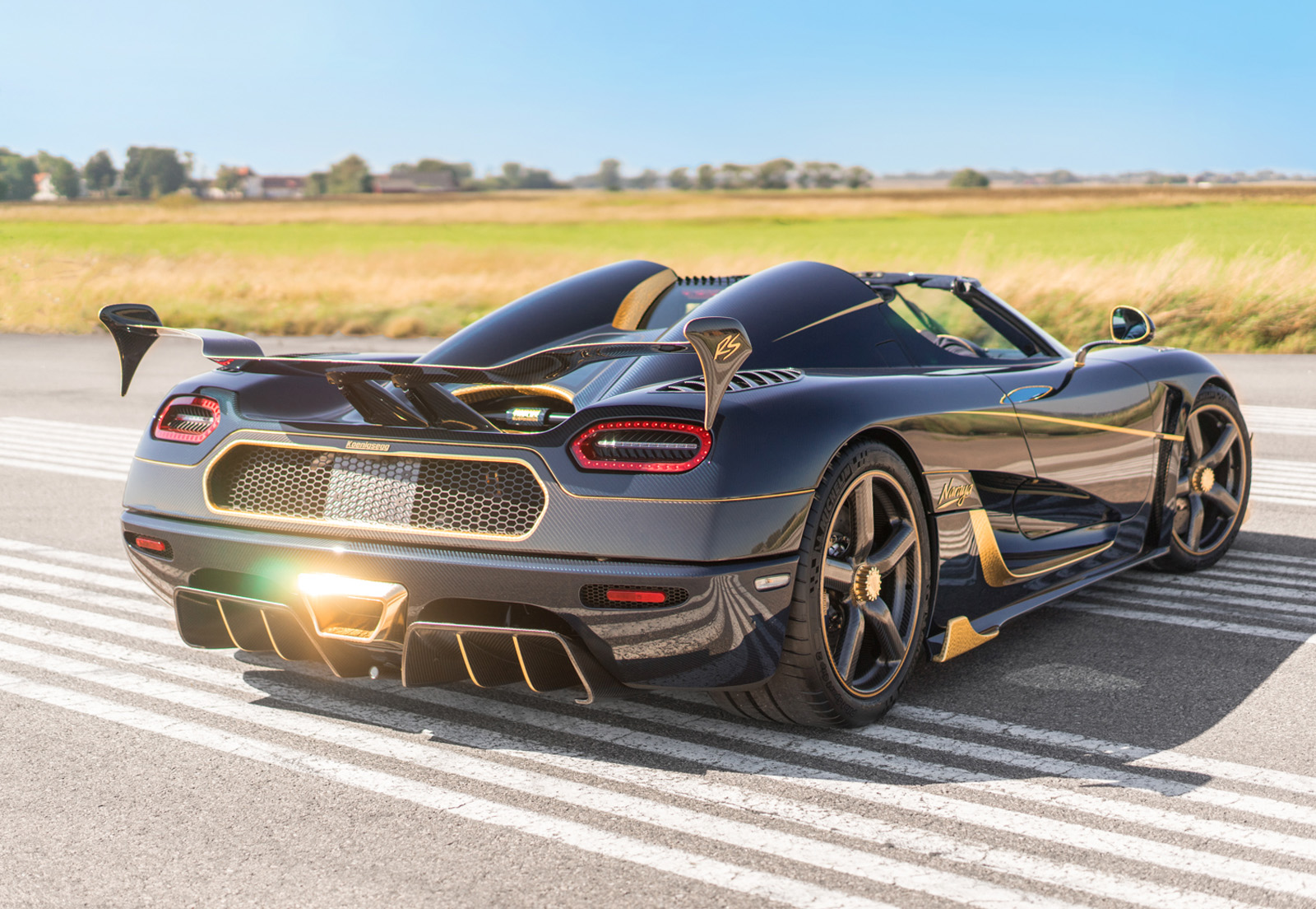 “Lóa mắt” trước siêu xe hàng thửa, dát vàng Koenigsegg 