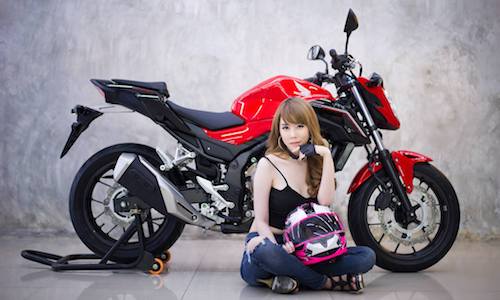 Hotgirl “thả dáng” bên Honda CB500F giá 139 triệu