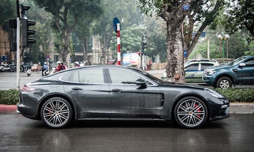 "Chạm mặt" Porsche Panamera Turbo giá 12 tỷ tại Hà Nội