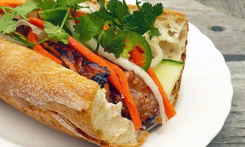  Thưởng thức bánh mì thịt nướng ngon nhất thế giới tại Sài Gòn