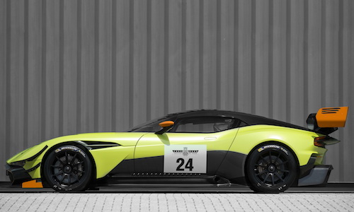 Siêu xe Aston Martin Vulcan giá 52 tỷ có bản độ chính hãng