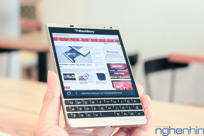 Ảnh thực tế điện thoại BlackBerry Passport vỏ bạc tại Việt Nam