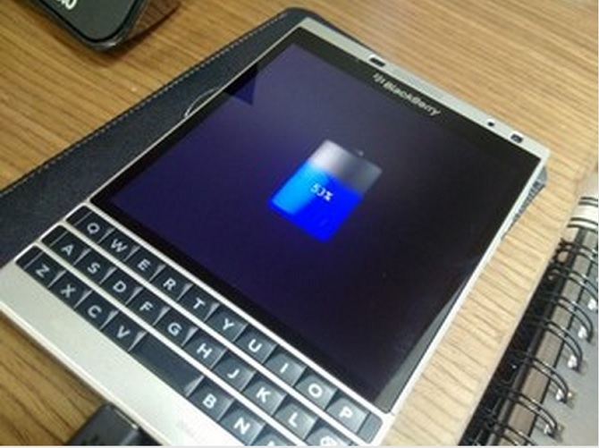 Bất ngờ với hình ảnh BlackBerry Passport Silver Edition chạy Android