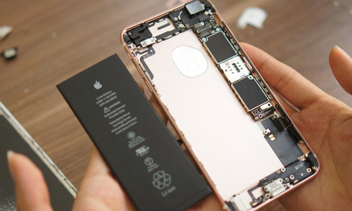 Loạt ảnh iPhone 6S Plus bị tháo tung linh kiện tại Việt Nam