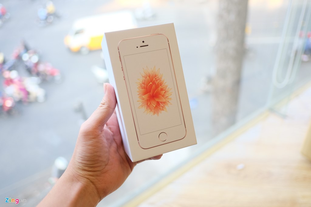 Đập hộp điện thoại iPhone SE đầu tiên về Việt Nam