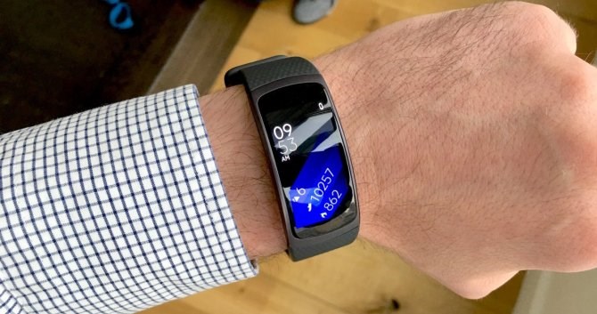 Soi vòng đeo tay thông minh Samsung Gear Fit 2