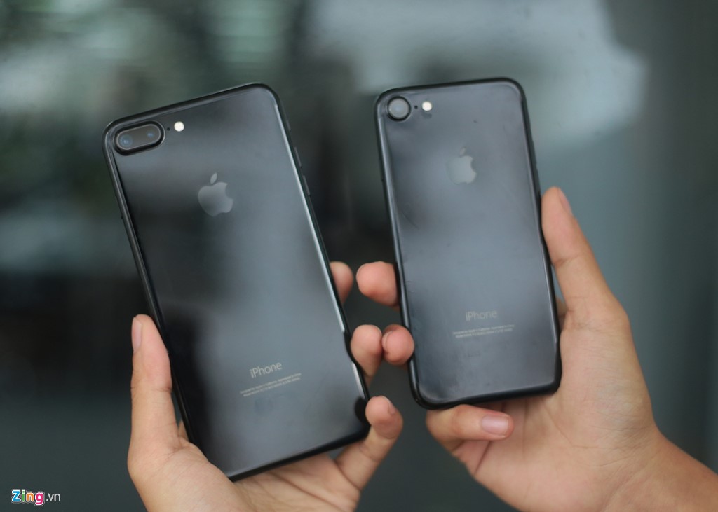 Cận cảnh bộ đôi iPhone 7 Jet Black tại Việt Nam